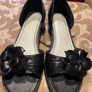 Liz Claiborne Leather Ladies Shoes with Black Floral Accent